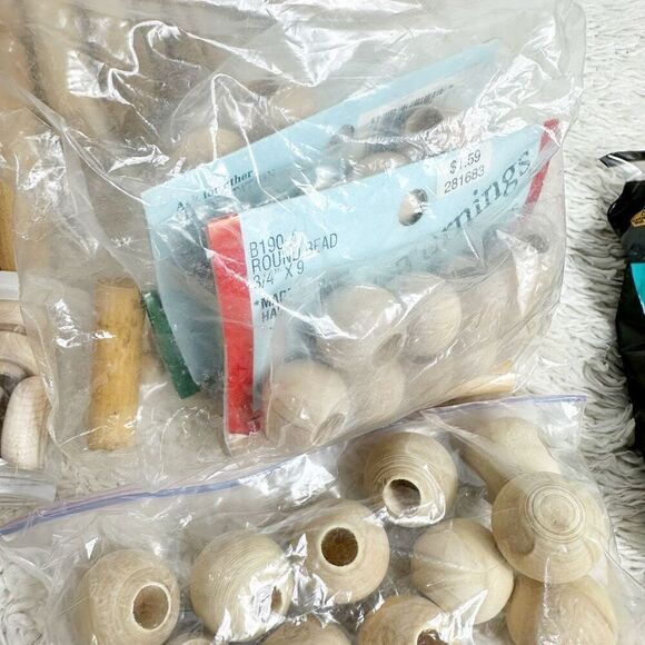 Vintage Lot of Wooden Clothespins, Knobs, Pulls, Handles Craft Project 80s 90s - Picture 5 of 11